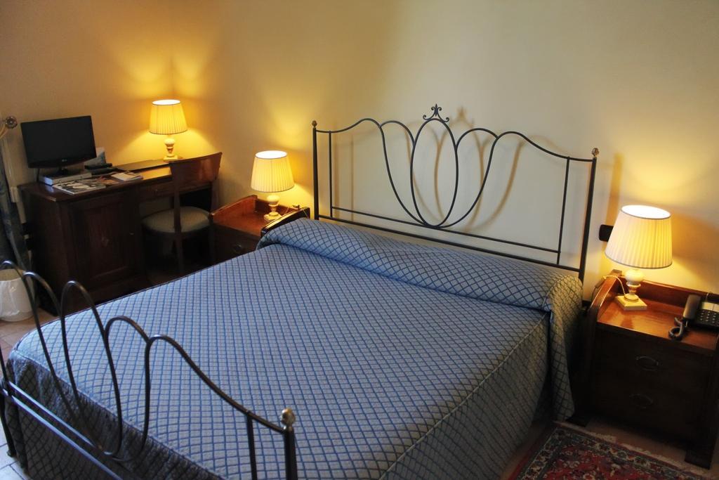 Hotel Castello Montegiove Fano Zimmer foto