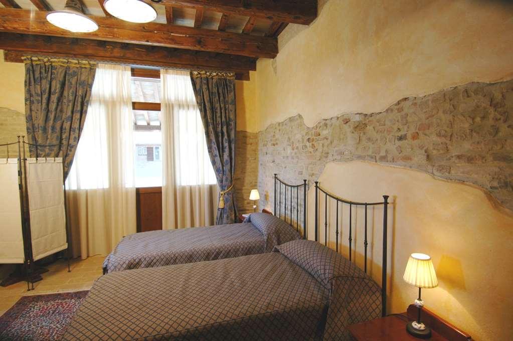 Hotel Castello Montegiove Fano Zimmer foto